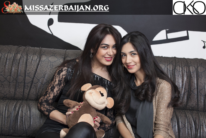 Финалистка Национального конкурса красоты "Miss Azerbaijan-2013", Минара Аллахвердиева с сестрой Нураной.