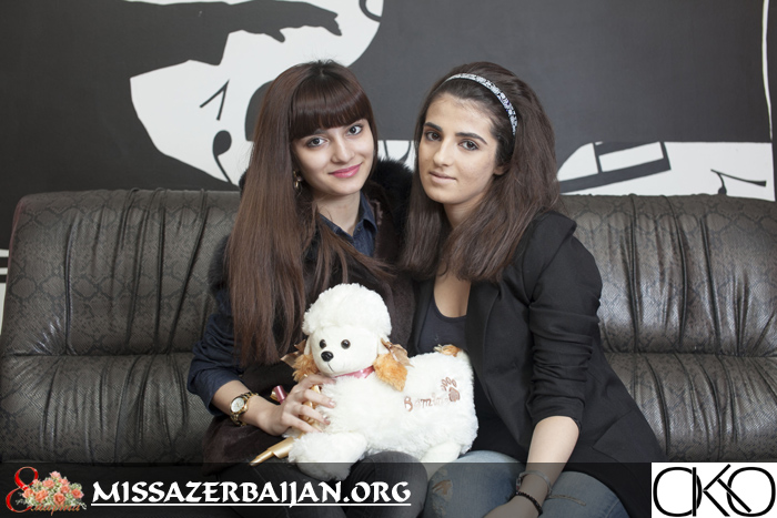 Финалистка Национального конкурса красоты "Miss Azerbaijan-2013", Нурлана Рзаева с подругой Ляман.