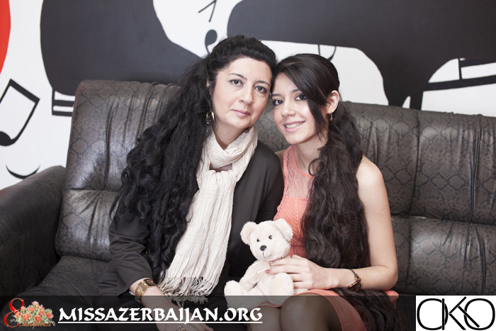 Финалистка Национального конкурса красоты "Miss Azerbaijan-2013", Севиль Курбанова с мамой Фаридой ханум.
